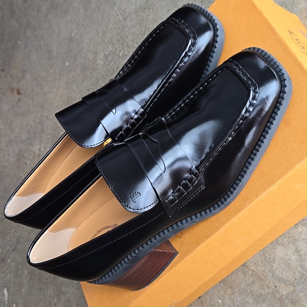 TOD'S women's black smooth leather loafers with rubber sole, Size 9 US